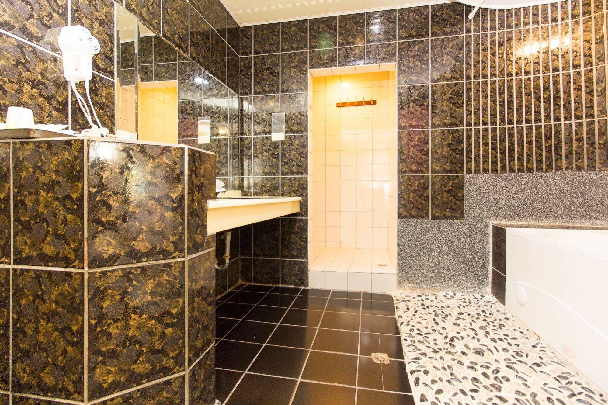 Day Chen Hotel Yilan Экстерьер фото