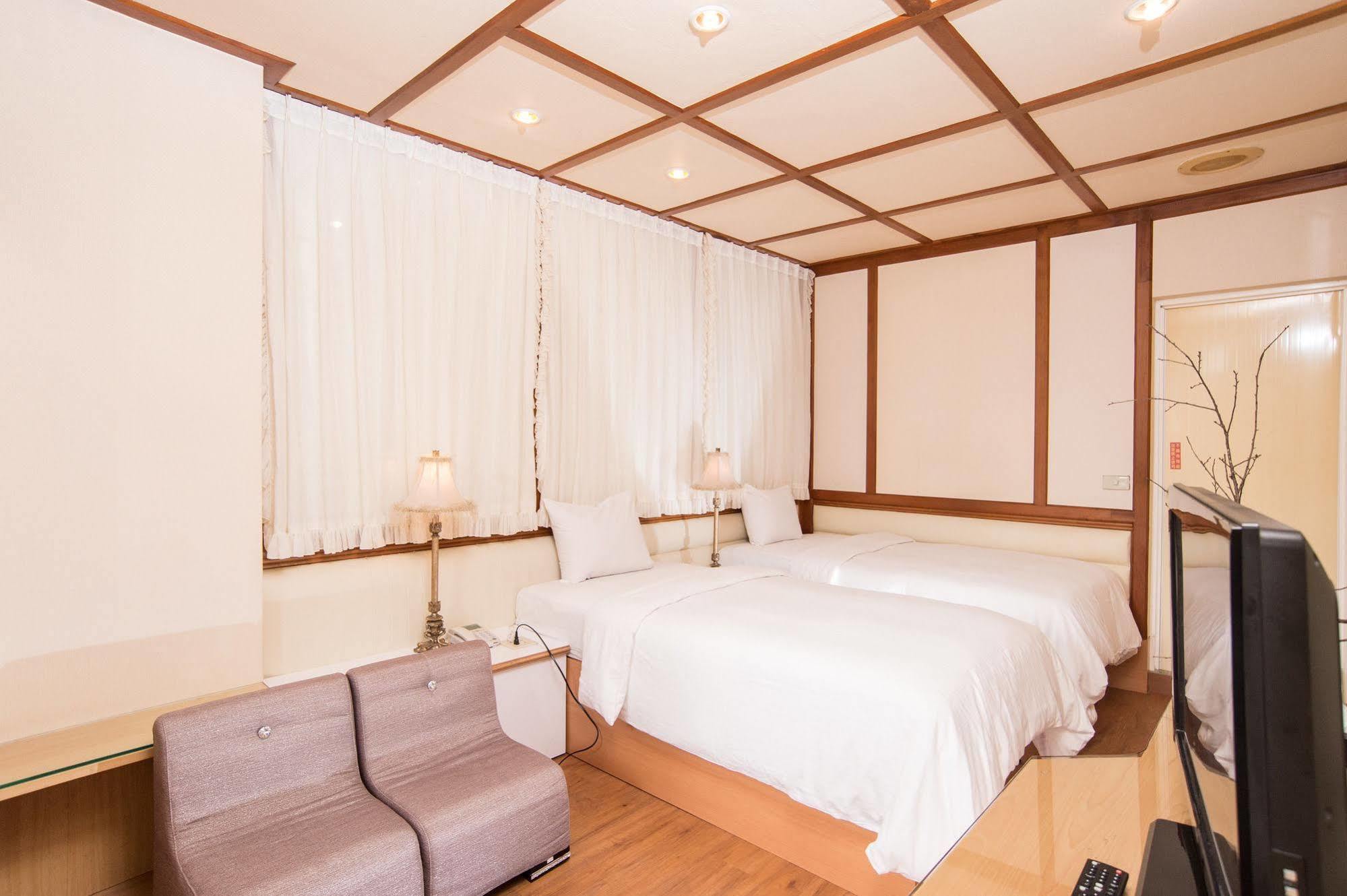 Day Chen Hotel Yilan Экстерьер фото